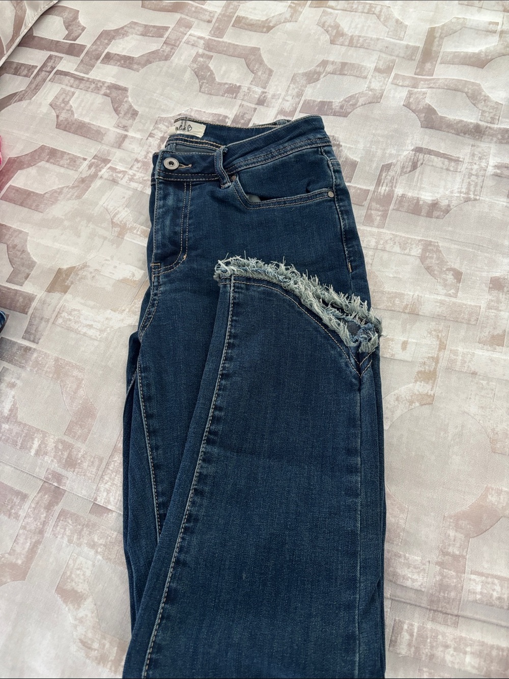 Women’s Charlie B ragged bottom crop Blue Jeans - Size 6